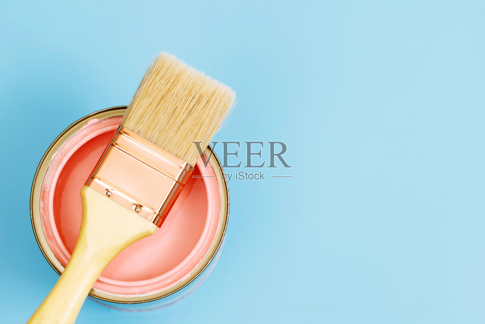 油漆罐和油漆刷以及如何选择完美的室内油漆颜色和有益健康照片摄影图片