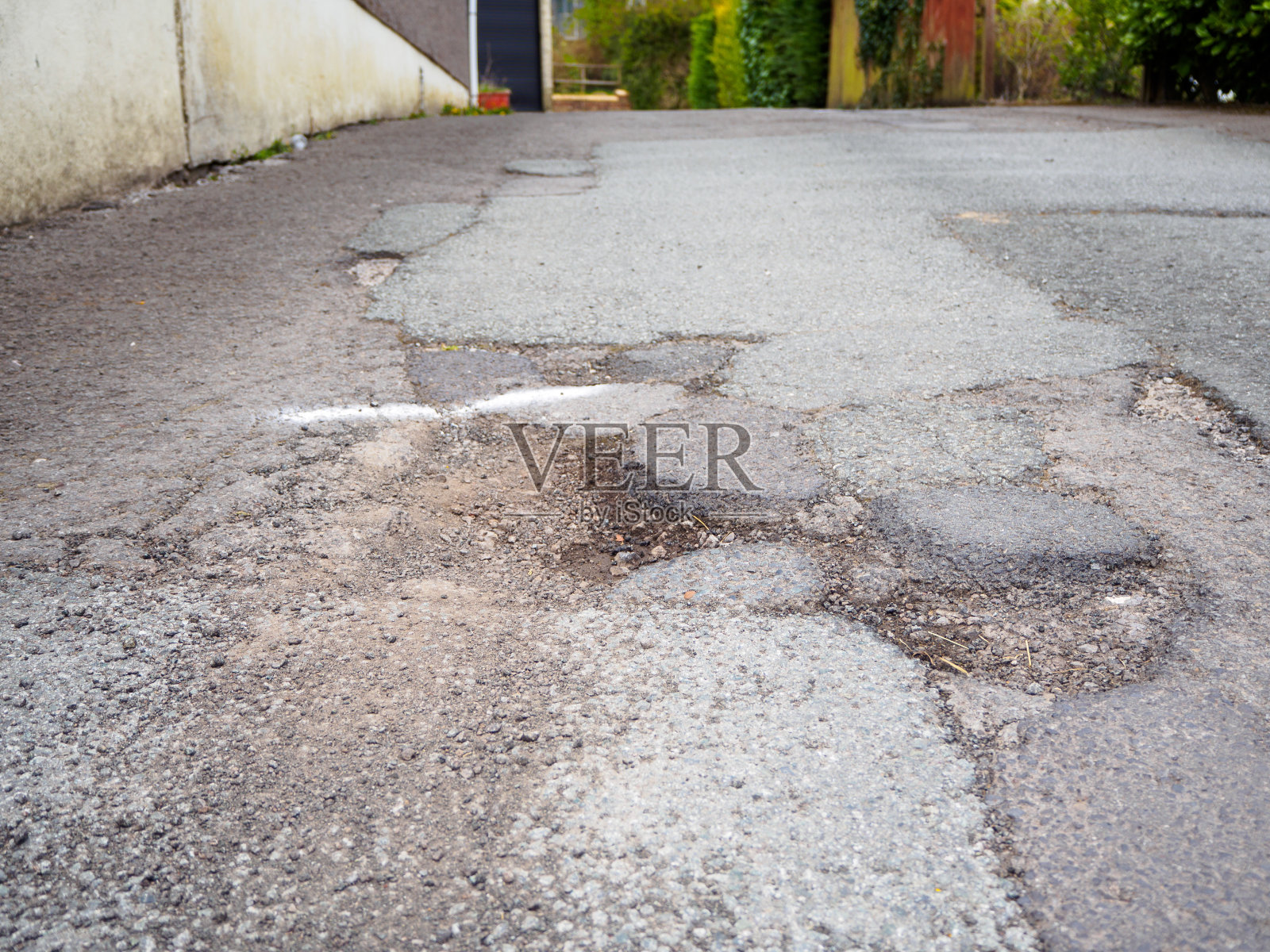 英国道路坑坑洼洼，是汽车损坏、事故和保险索赔的主要问题照片摄影图片