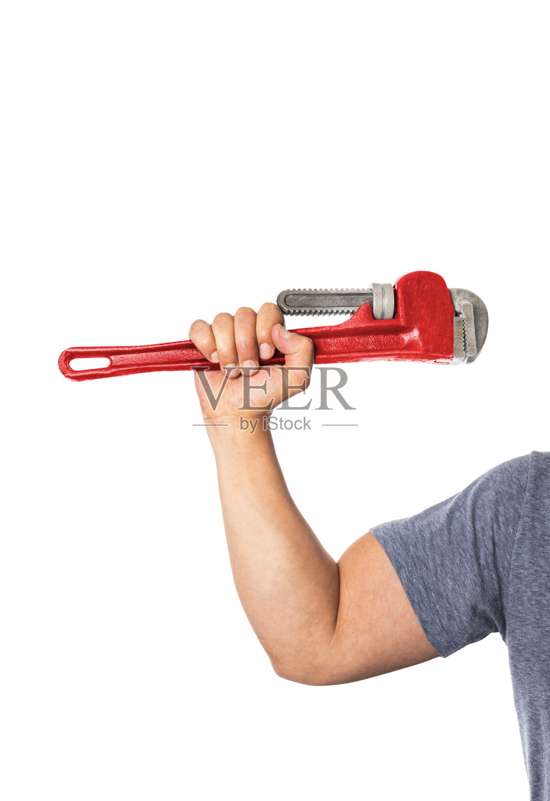 一个男人的手臂显示肌肉，而持有一个套筒扳手在白色背景。劳动节的概念照片摄影图片