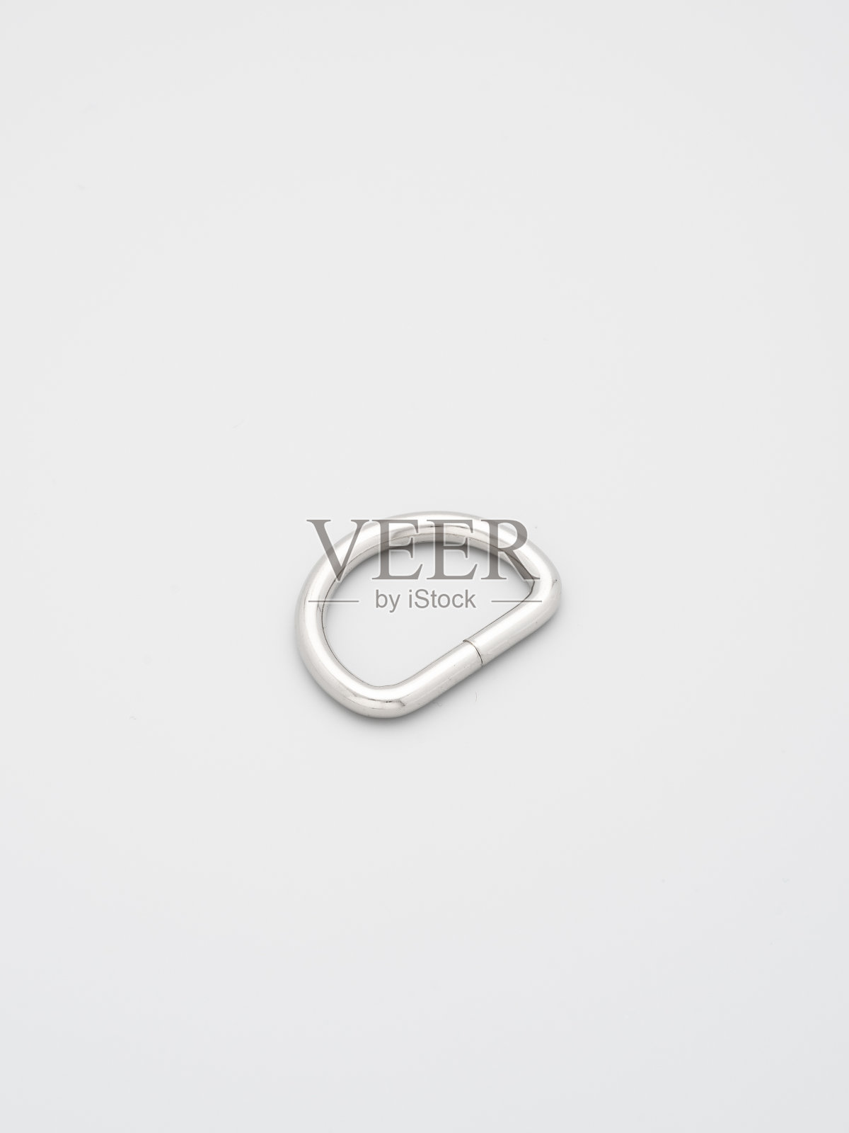 金属配件和用品的袋子，背包和缝纫铺设在灰色的背景。包带镀铬金属框架。缝纫，包制作，复印空间照片摄影图片