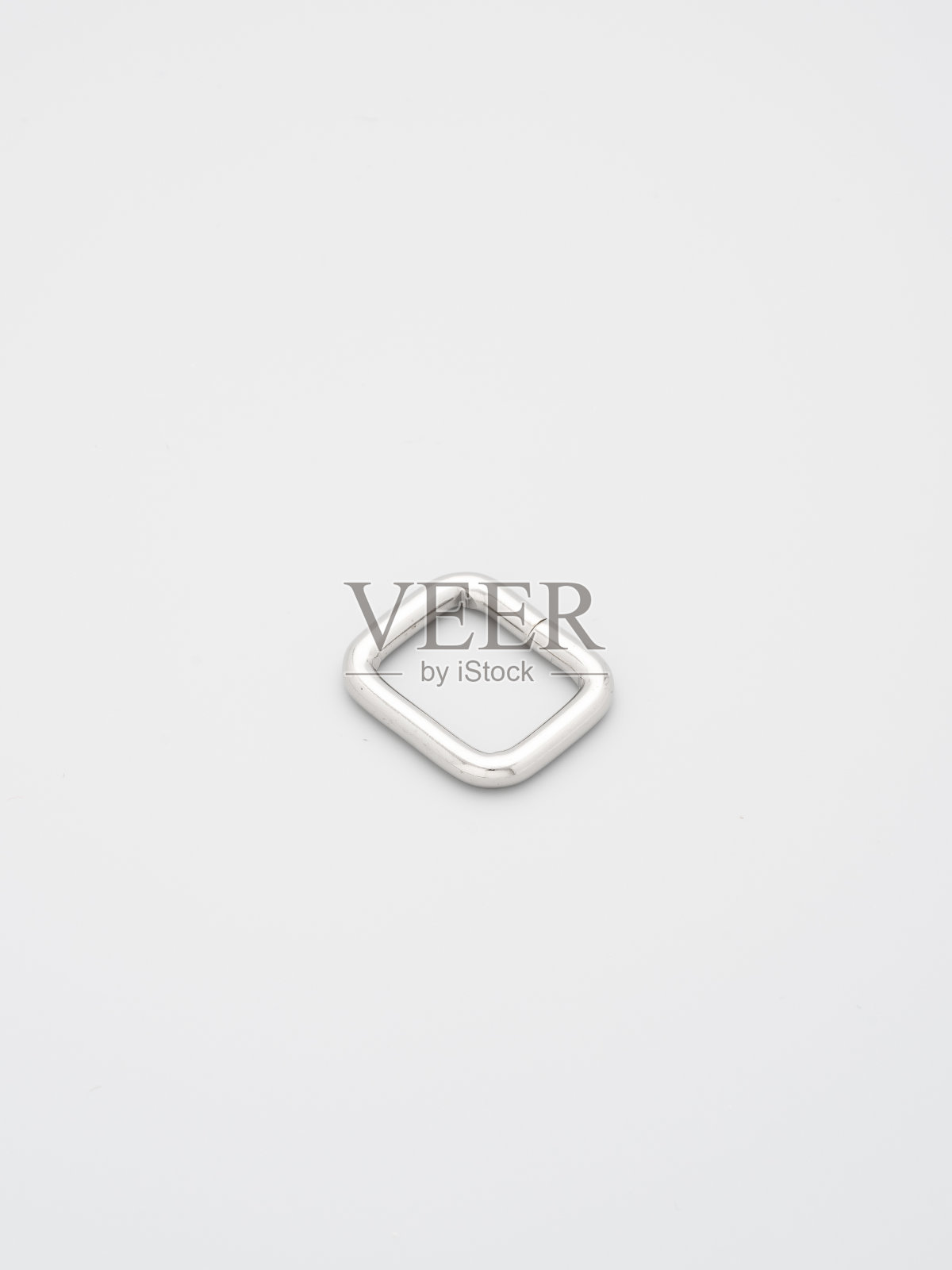 用于在深灰色背景上制作包和背包的金属调节器和框架。包带镀铬金属框架。缝纫配件、箱包制作照片摄影图片