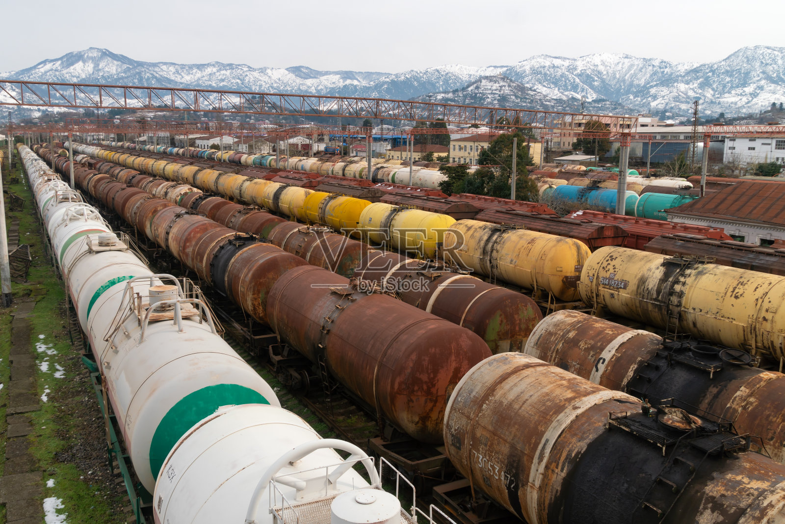 火车站的火车车厢。货物运输。火车上的乌云照片摄影图片