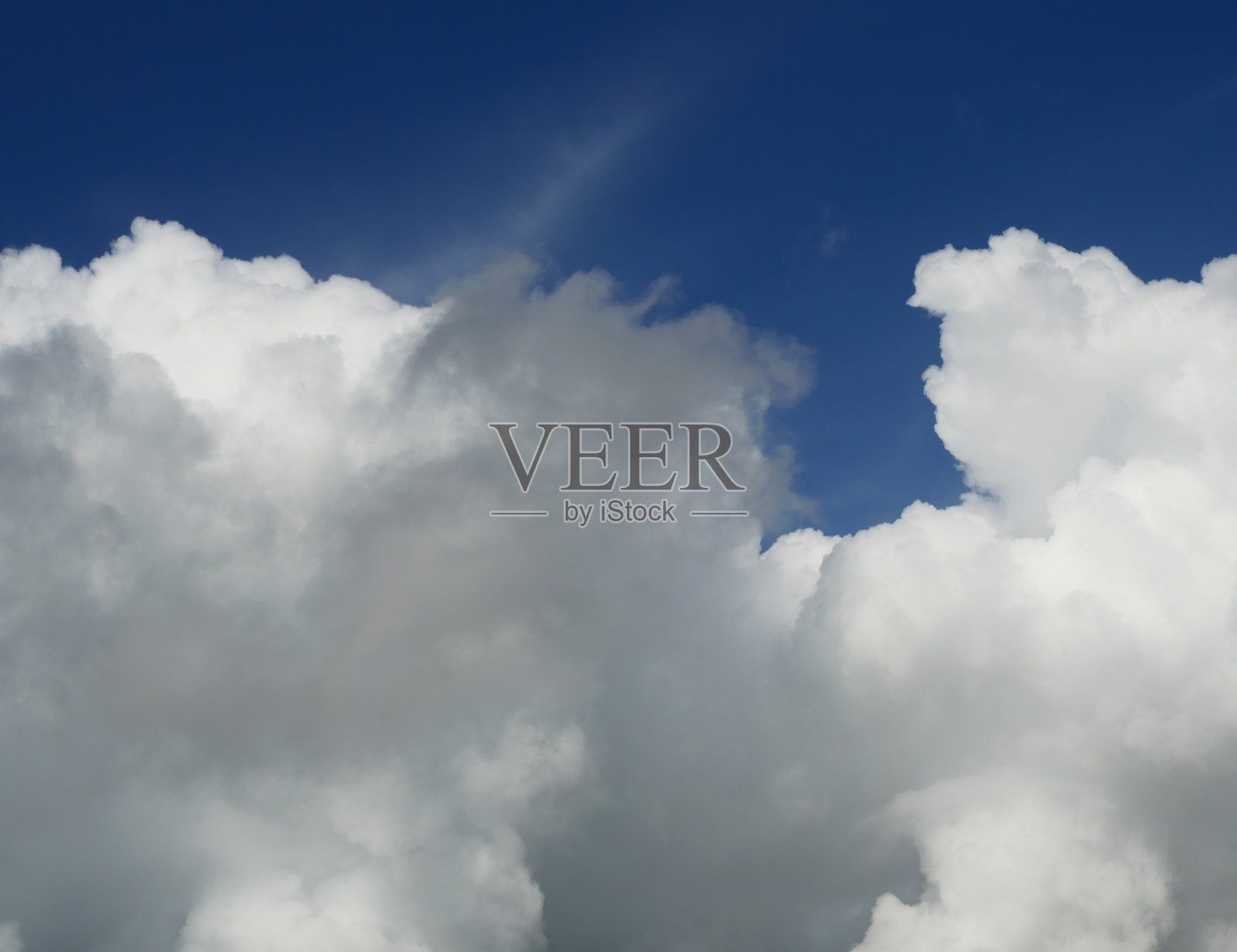 白天，美丽的蓝天上有积云照片摄影图片