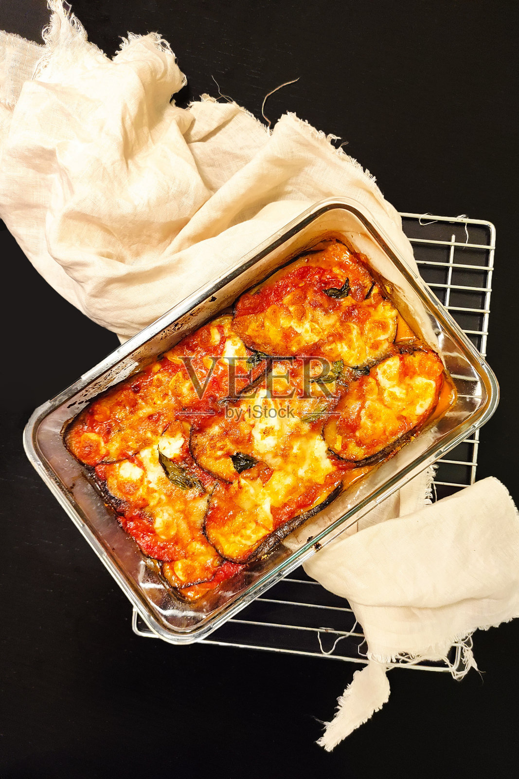 多汁的烤蔬菜和脆皮，在黑暗的背景照片摄影图片