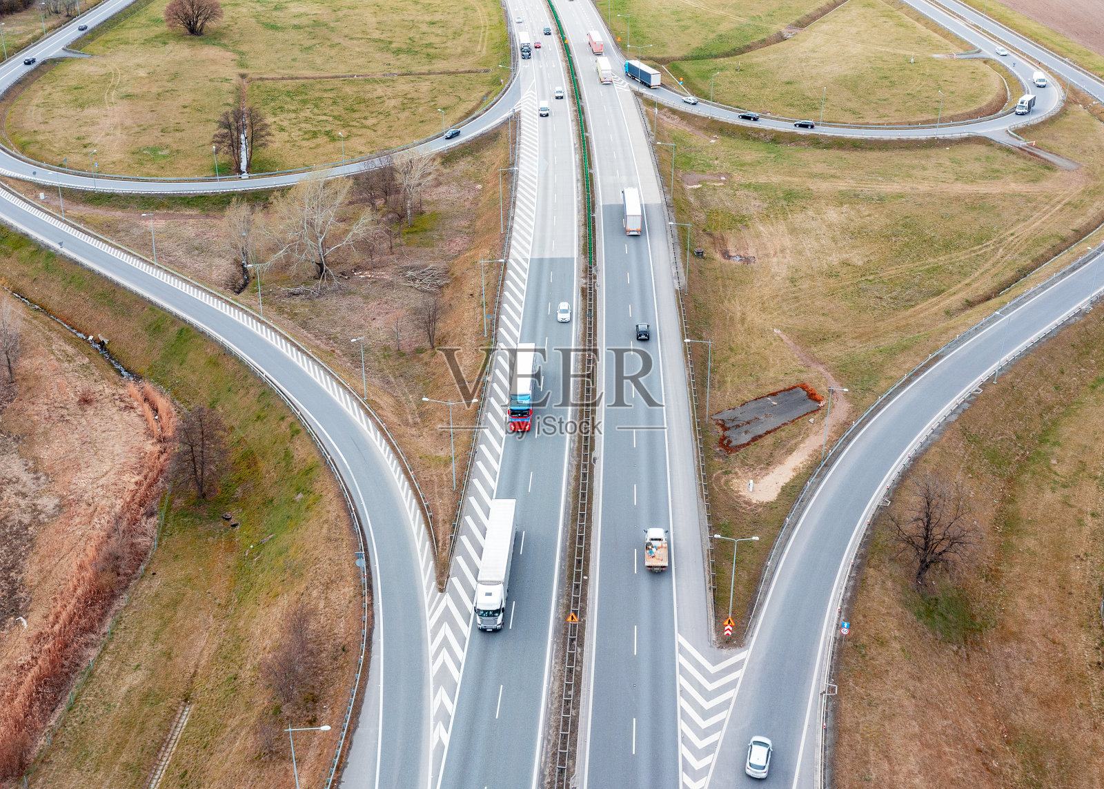 鸟瞰图一条高速公路与立交，许多卡车行驶在道路上，运输立交，物流道路链照片摄影图片