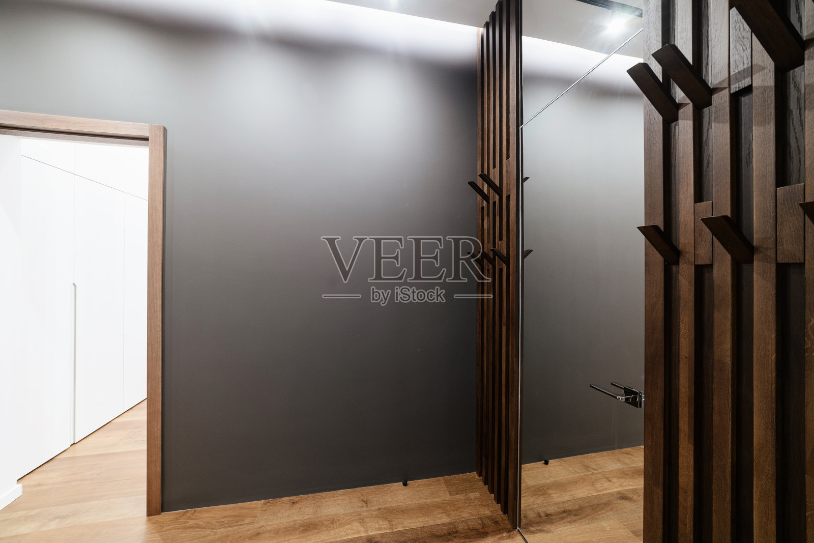 房屋的室内设计。木制衣柜和黑色墙壁照片摄影图片