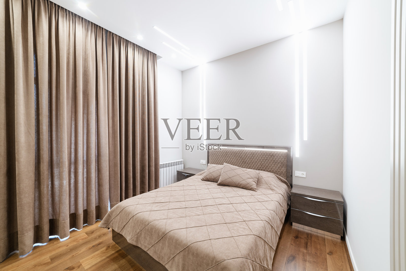 房间的室内设计，有大床和窗户。墙上有背光灯照片摄影图片