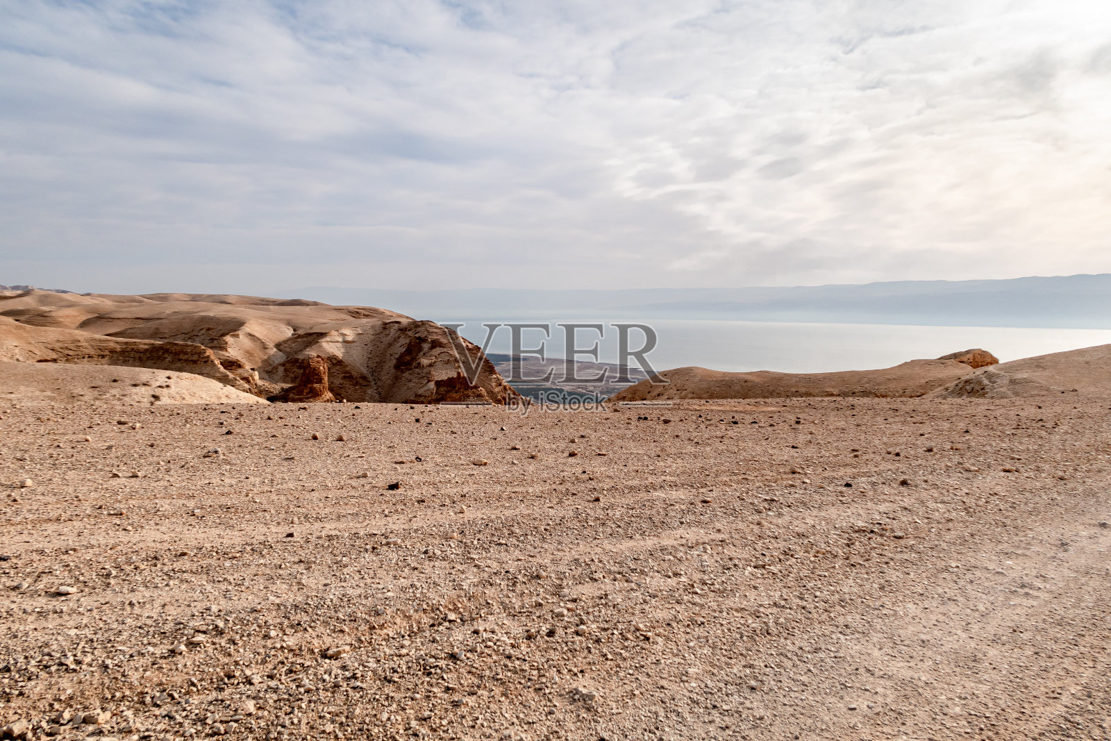 从以色列死海塔马林溪附近的山上看到的日出时死海和约旦耶路撒冷附近山脉的景色照片摄影图片