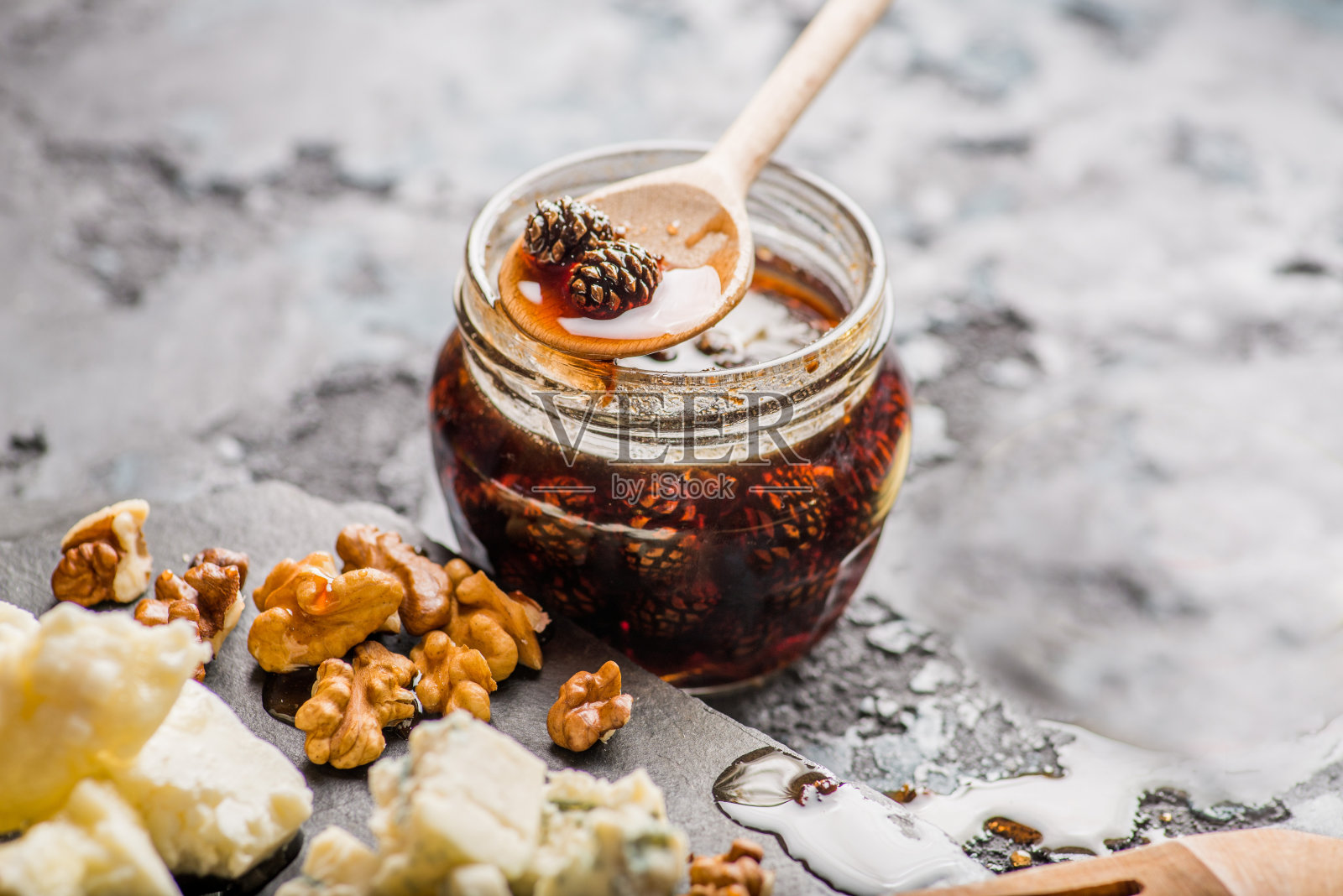 奶酪拼盘配蘸酱和蜜饯照片摄影图片