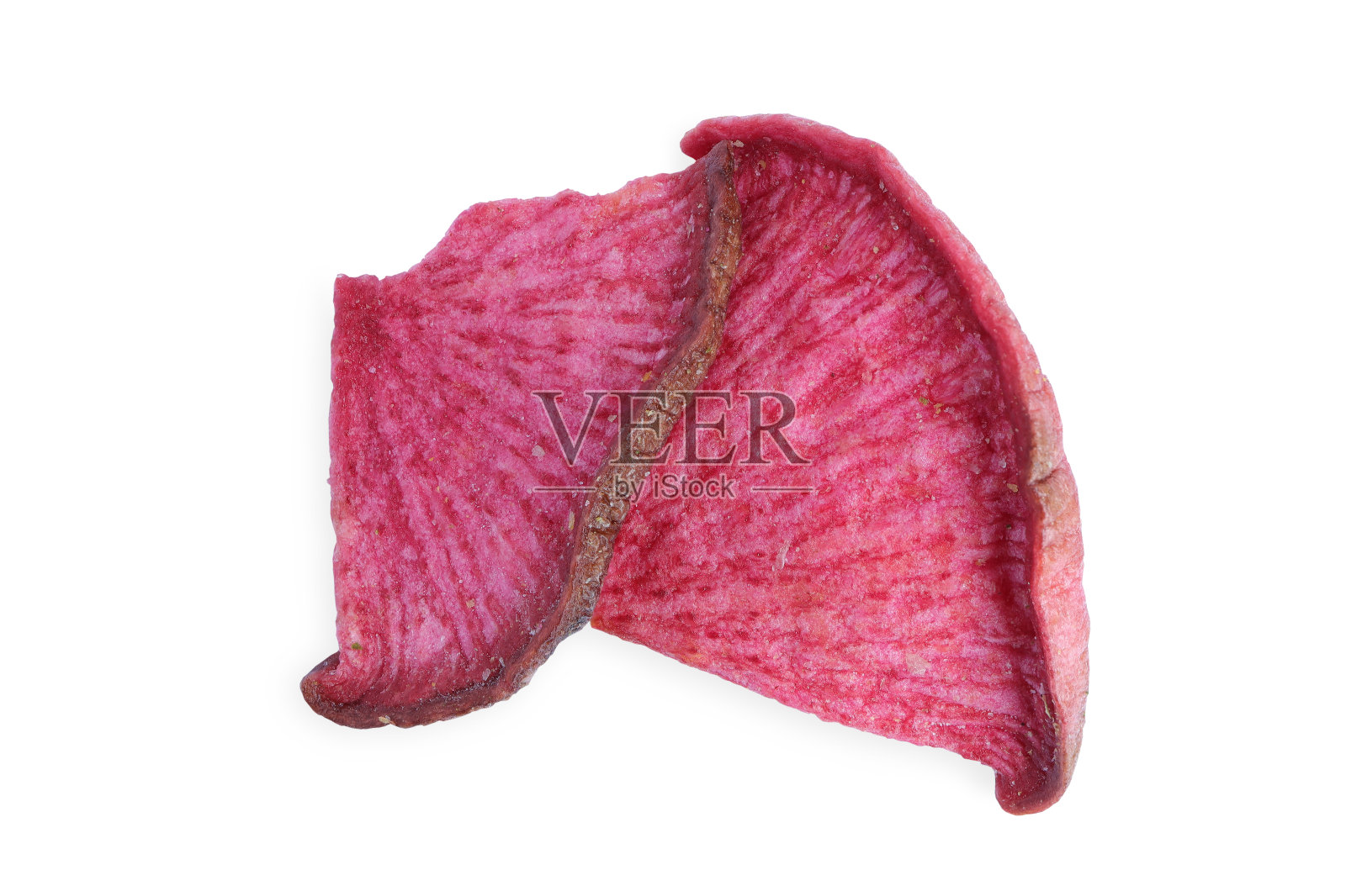 甜菜干蔬菜片。干甜菜根片孤立在白色背景与修剪路径。酥脆蔬菜小吃，健康食品理念。照片摄影图片