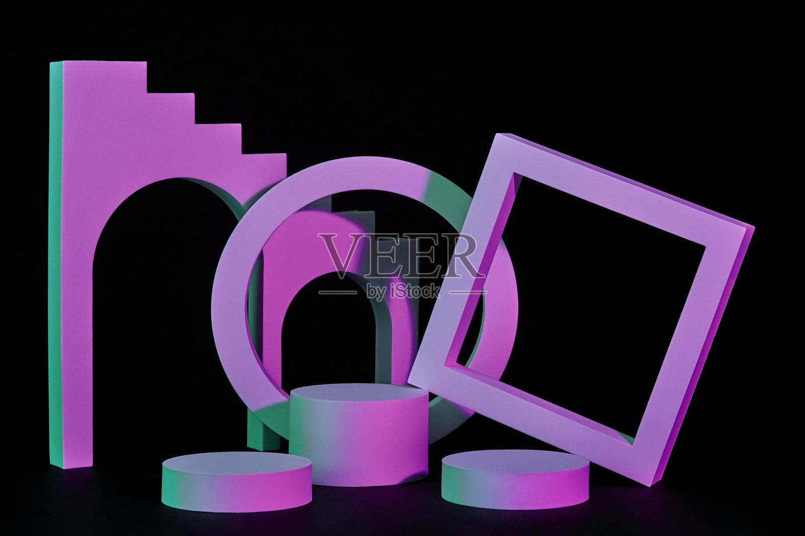 紫色圆柱平台，框架和黑色背景的拱形楼梯照片摄影图片