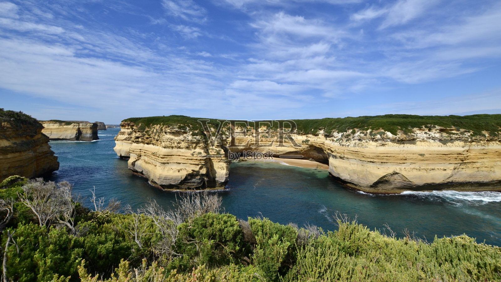 阳光明媚的日子里，在澳大利亚的维多利亚大洋路上，靠近十二使徒教堂的被侵蚀的悬崖照片摄影图片