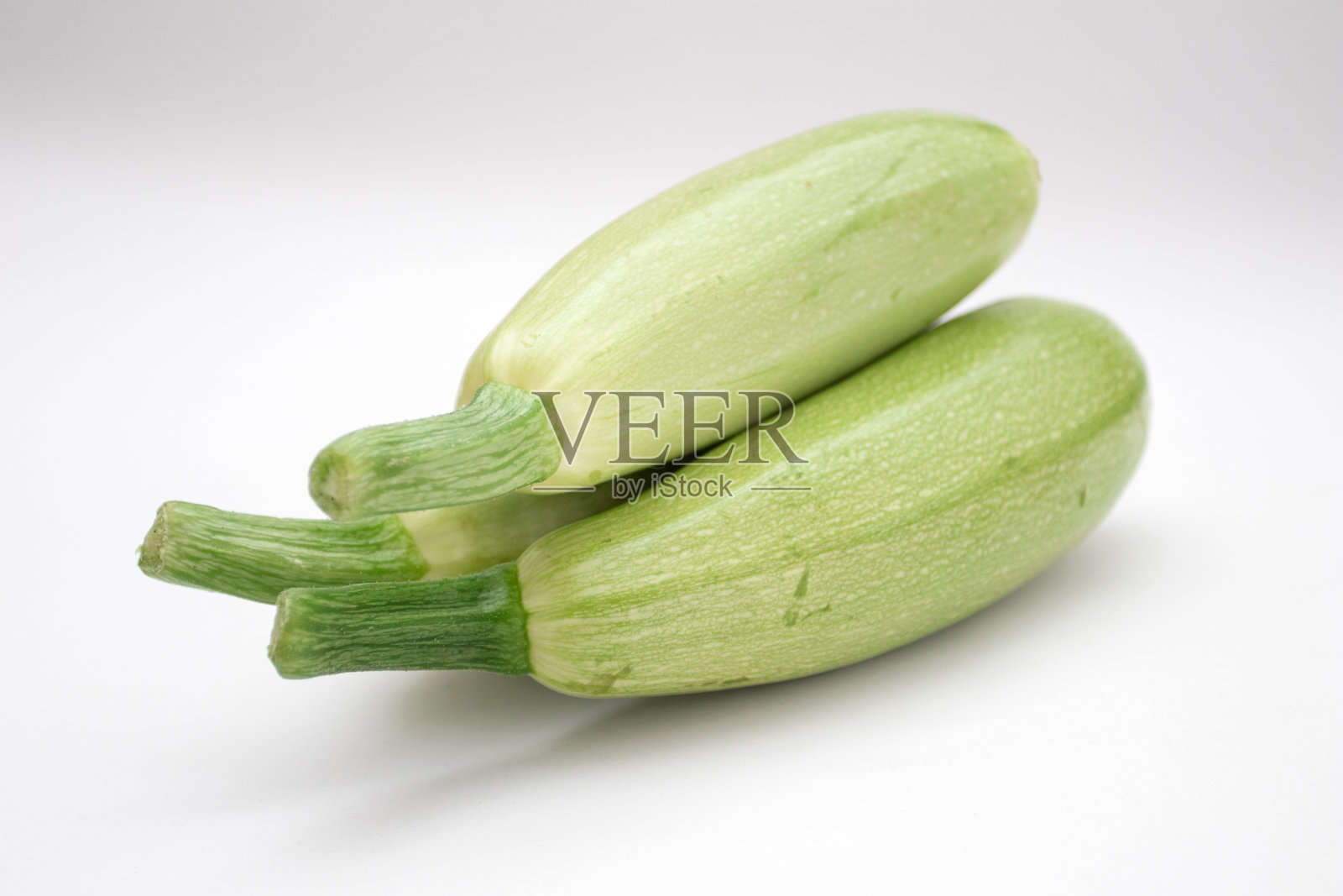 新鲜的整个西葫芦白色背景照片摄影图片