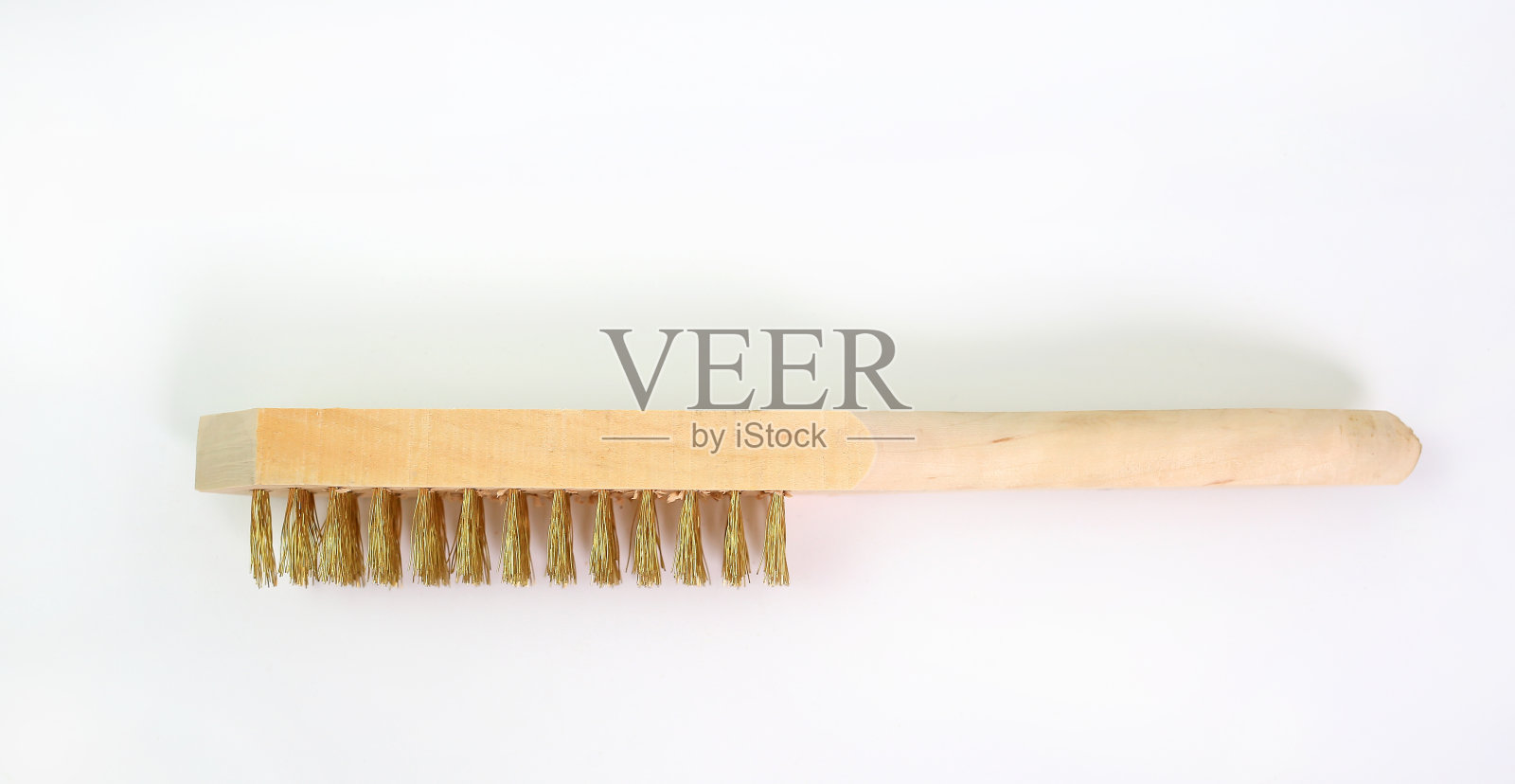 用于工业金属清洁的黄铜钢丝划痕刷，隔离在白色背景上。照片摄影图片