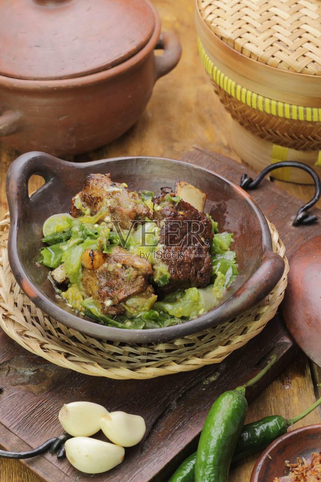 西爪哇慈璧洞，2022年4月17日，青辣椒排骨照片摄影图片