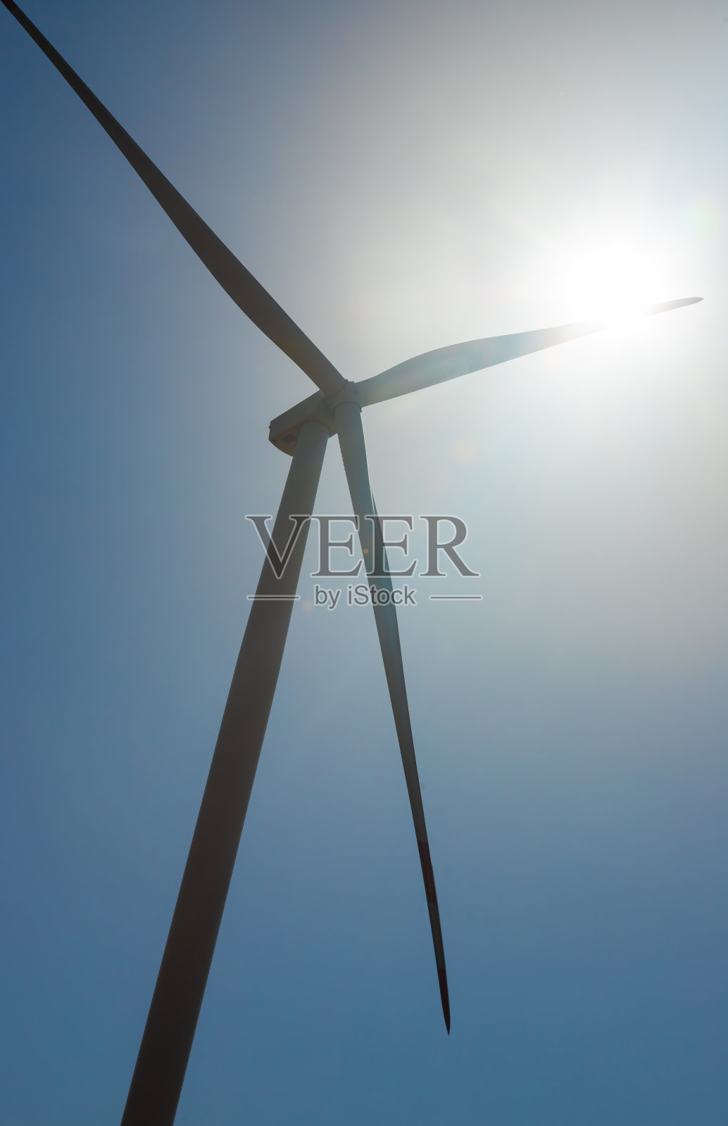 风电场上的风力机或风力涡轮机在室外轮流发电，有阳光和蓝天，节能和可持续能源的概念照片摄影图片