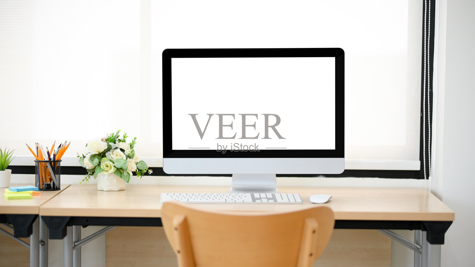 现代办公桌与电脑对着明亮的窗户照片摄影图片