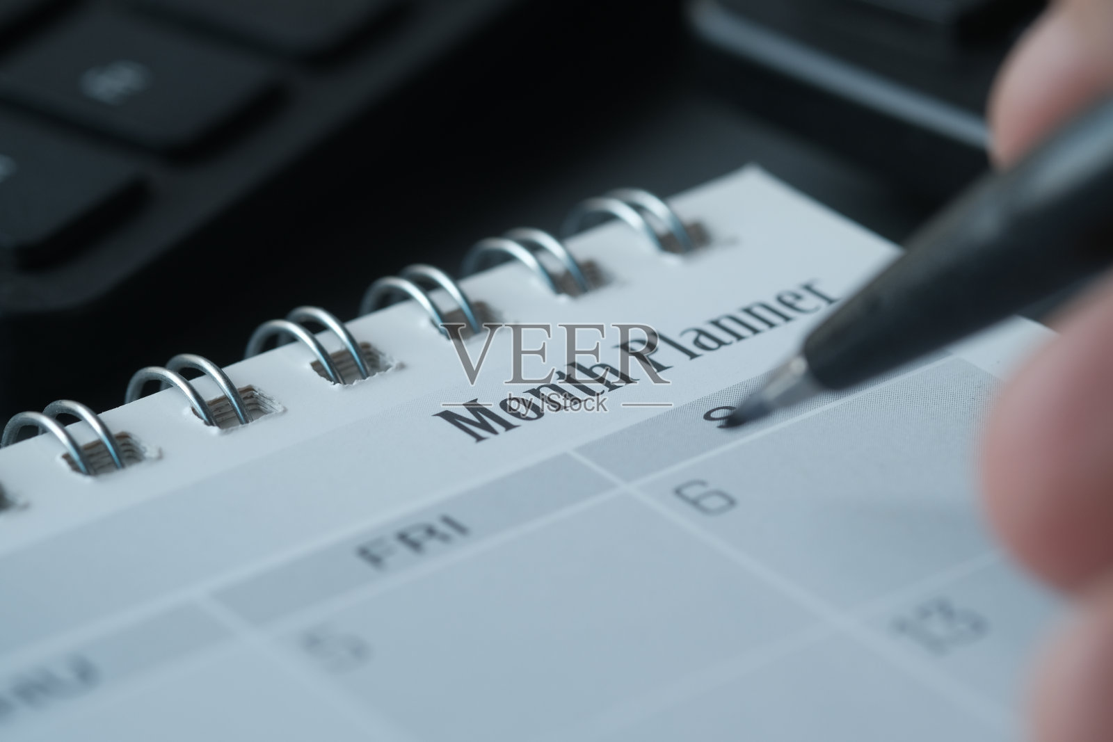 每月计划和记事本放在桌子上照片摄影图片