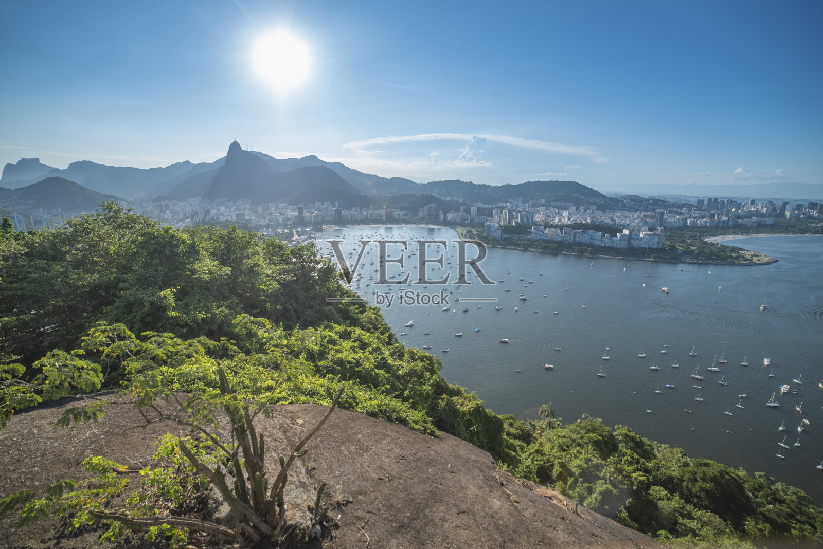 从上面俯瞰里约热内卢。照片摄影图片