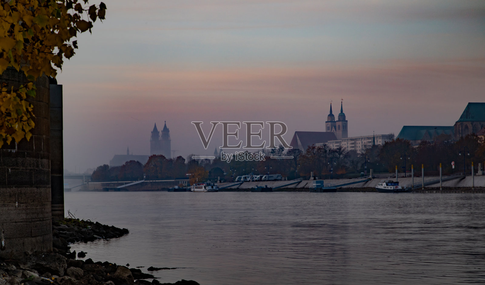 日出时分的马格德堡城市广场照片摄影图片