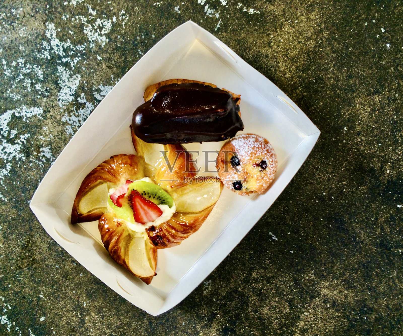 三个甜糕点照片摄影图片