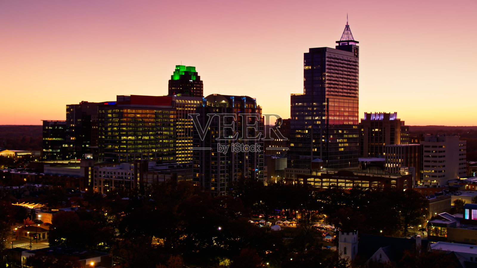 日落之后，在北卡罗来纳州罗利照明的建筑物-空中照片摄影图片