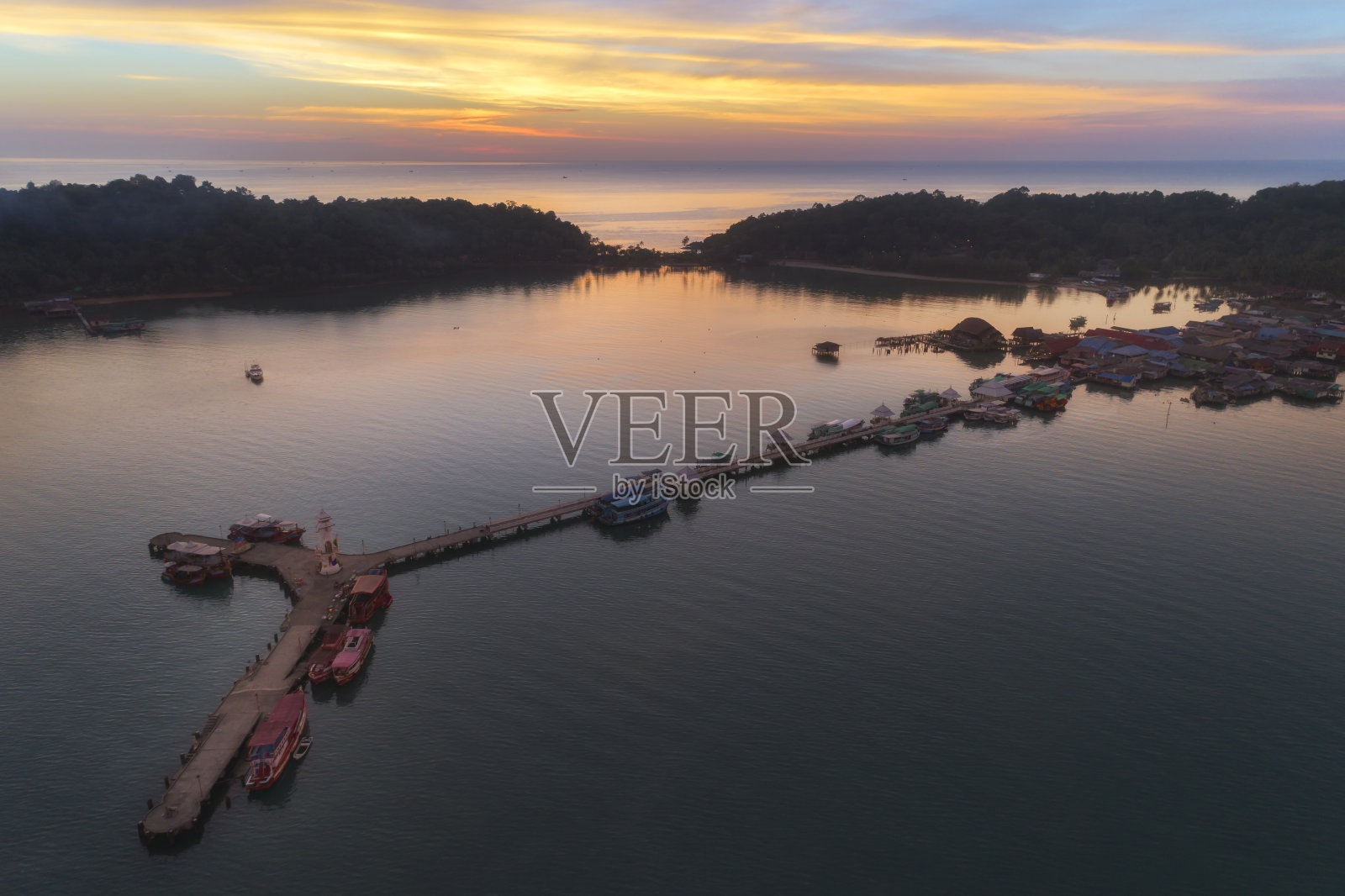 泰国Koh Chang, Bangbao村码头的空中景观。照片摄影图片