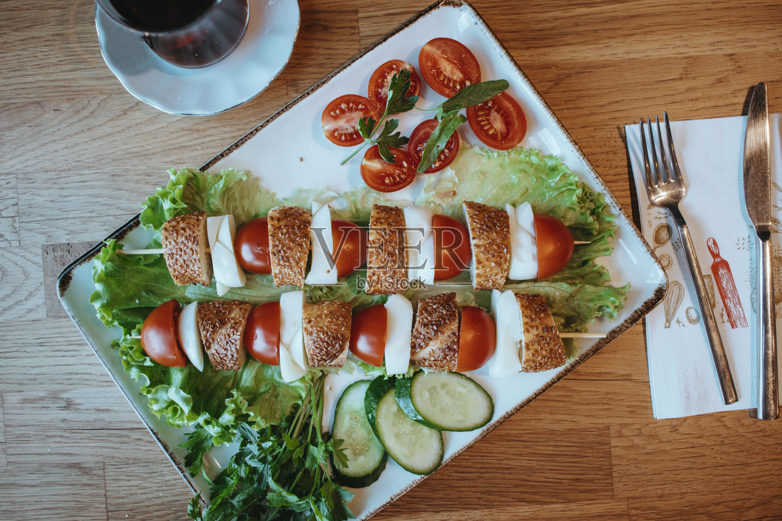 土耳其奶酪百吉饼，番茄，茶，传统的土耳其百吉饼，早餐，木制背景，传统的土耳其早餐，土耳其奶酪和番茄百吉饼(土耳其名字;百吉饼或谷类食品)照片摄影图片