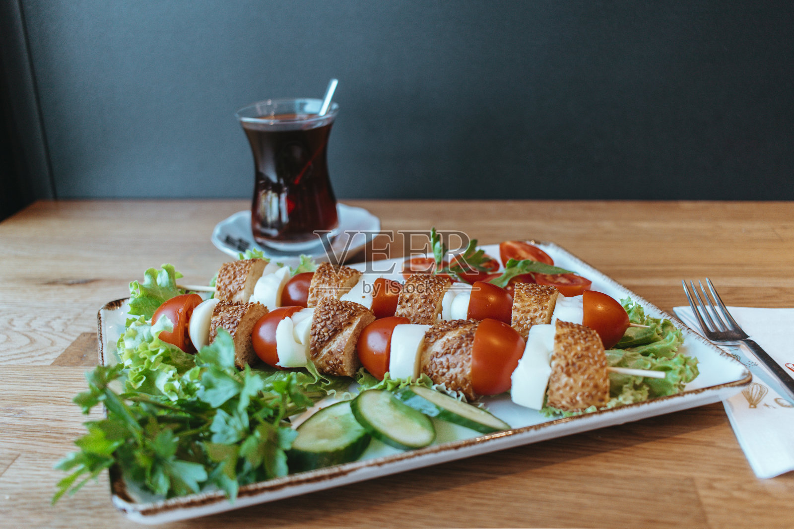 土耳其奶酪百吉饼，番茄，茶，传统的土耳其百吉饼，早餐，木制背景，传统的土耳其早餐，土耳其奶酪和番茄百吉饼(土耳其名字;百吉饼或谷类食品)照片摄影图片