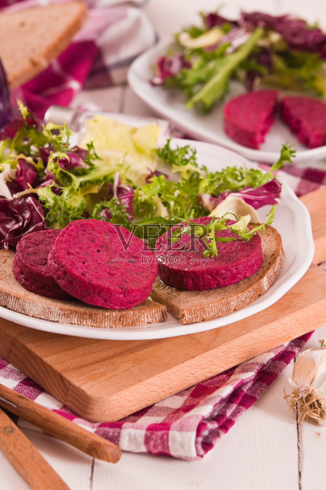 甜菜根素食汉堡。照片摄影图片