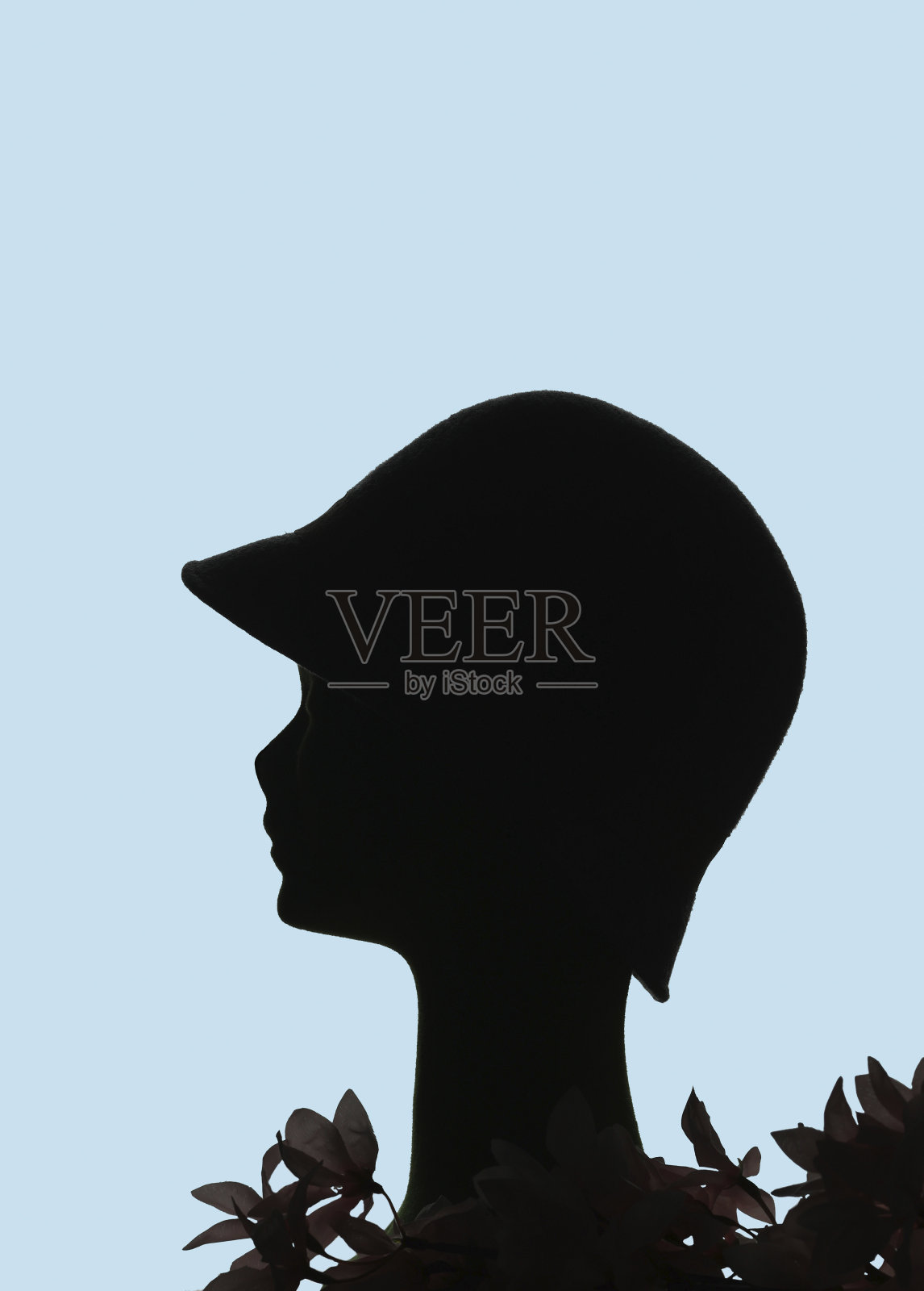 木偶头剪影侧面戴钟形帽30年代，淡蓝色背景照片摄影图片