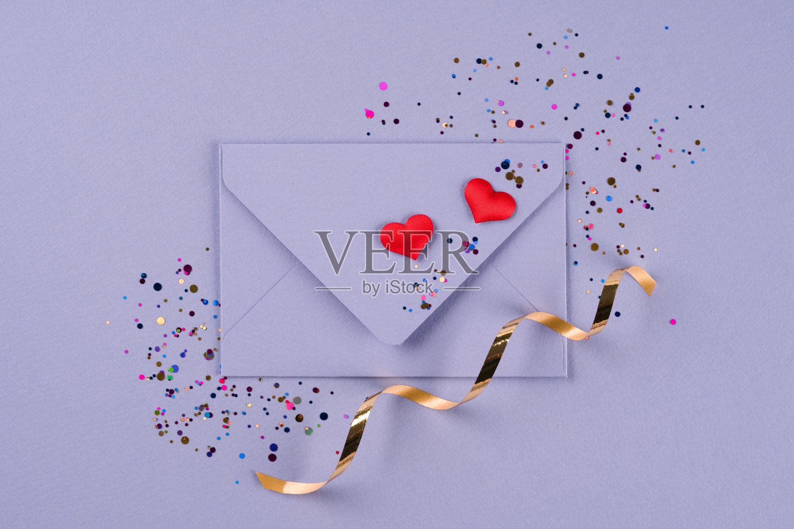 情人节喜庆的背景。紫色信封与红色的心和五彩纸屑周围的时尚粉彩紫色背景与拷贝空间。平铺，俯视图。贺卡模板照片摄影图片