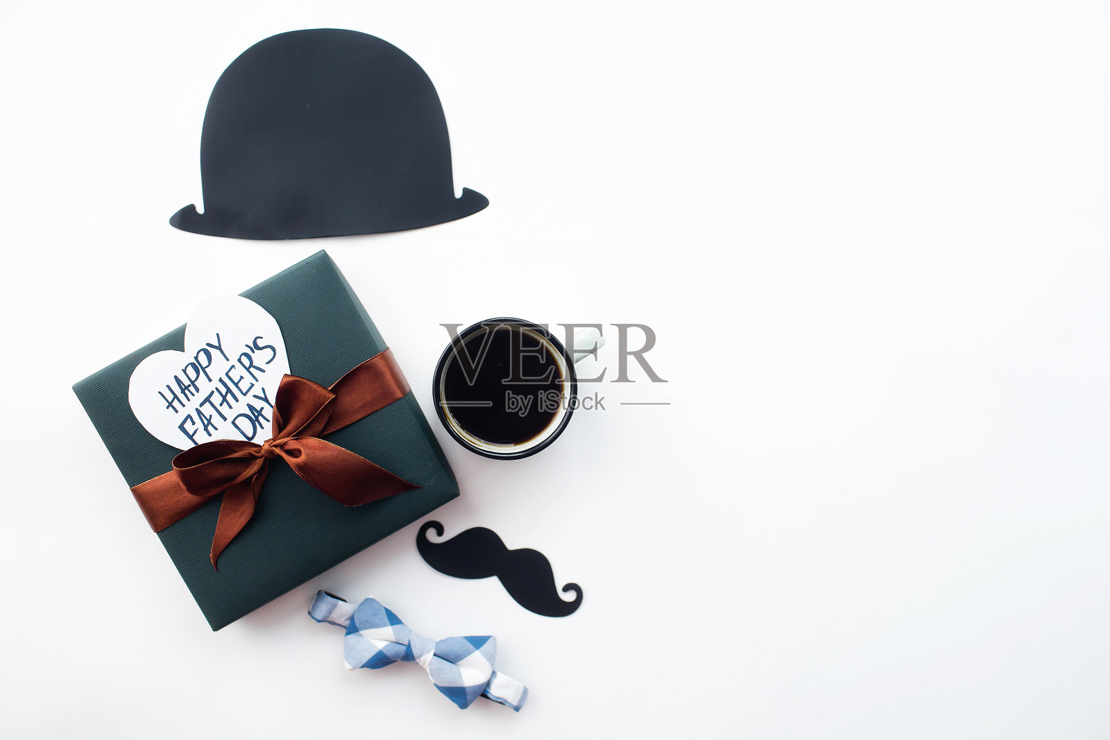 父亲节的节日概念。扁平帽，咖啡杯，礼物和一个有趣的黑色胡子上孤立的白色背景。为铭文复制空间。照片摄影图片