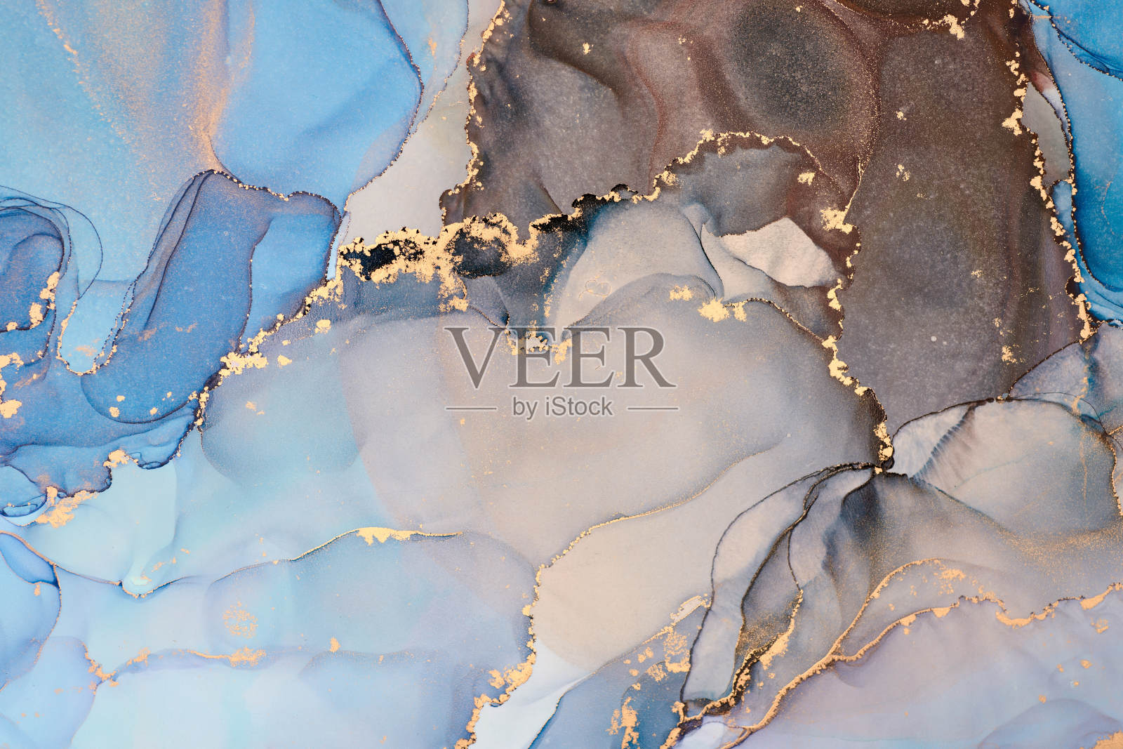 自然奢华抽象流体艺术用酒精墨水技术绘画。柔和而梦幻的壁纸。混合颜色创造透明波浪和金色漩涡。适用于海报、其他印刷品照片摄影图片