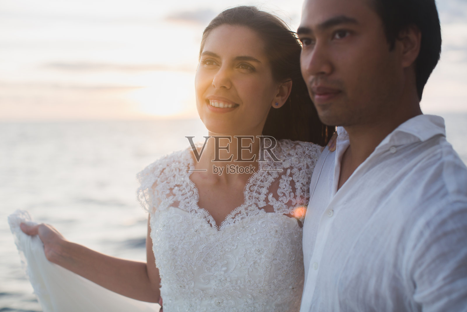 新婚夫妇在游艇上拥抱。美女新娘与新郎照片摄影图片