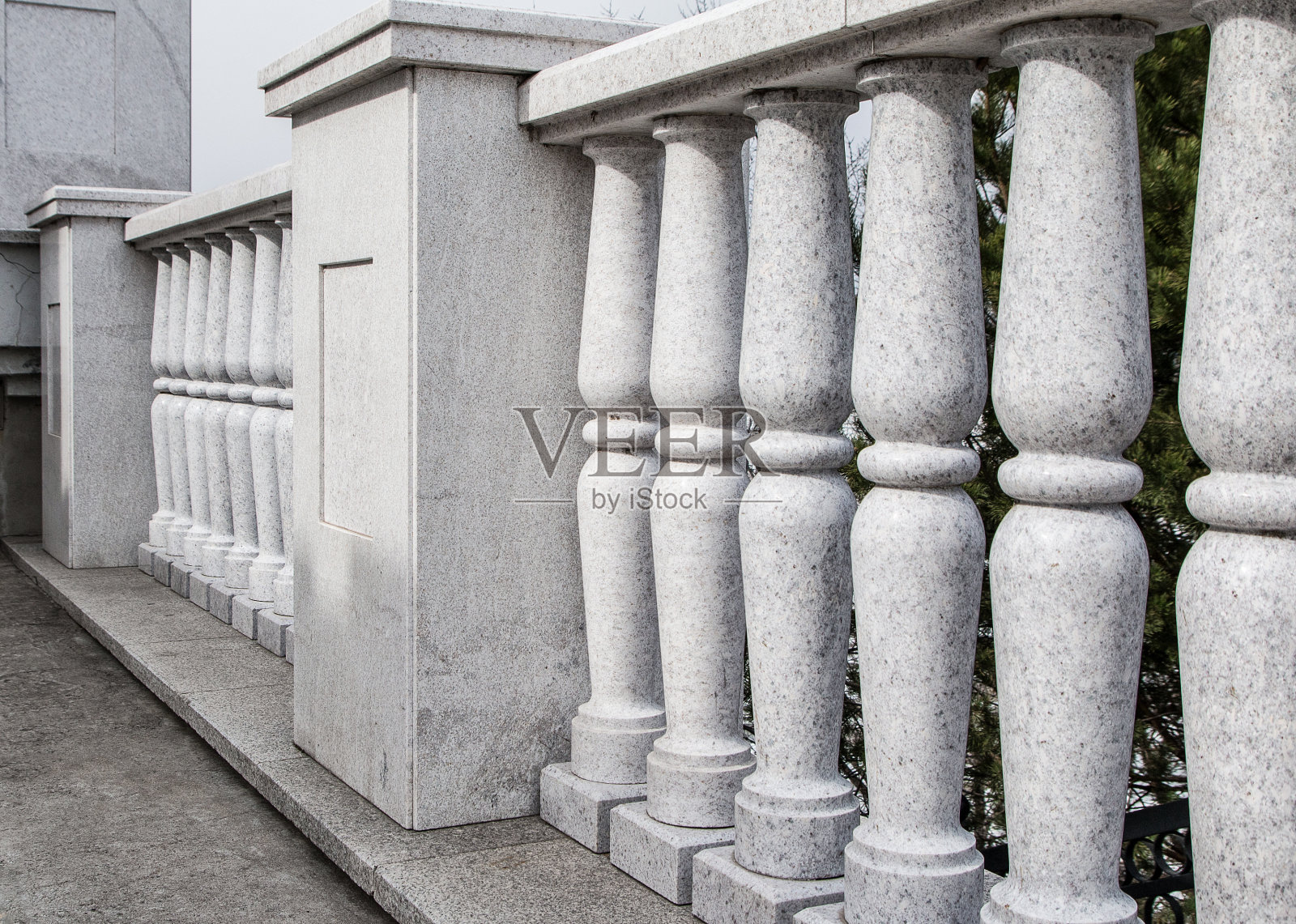 栏杆由灰色花岗岩制成。城市建筑元素。古典建筑照片摄影图片