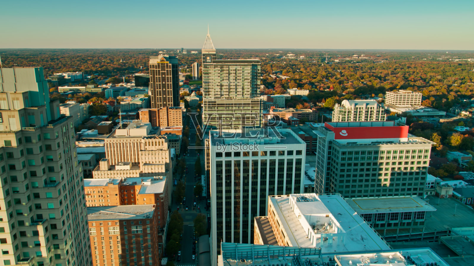 日落时分，无人机在罗利市中心上空飞行照片摄影图片