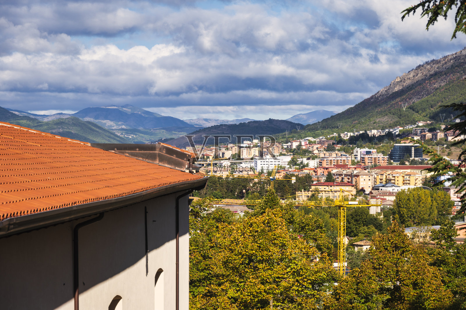 意大利阿布鲁佐的拉奎拉市中心照片摄影图片