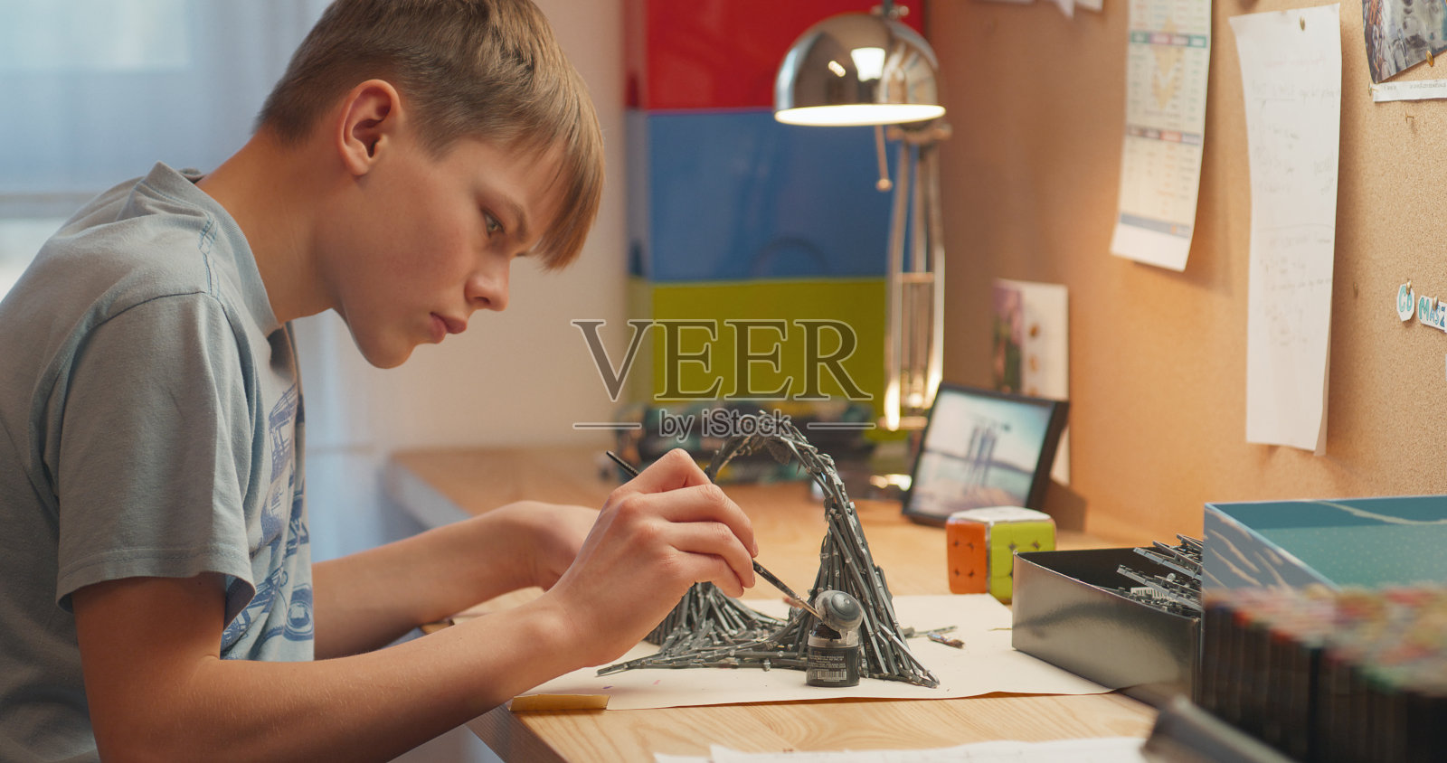 少年画板游戏模型。坐在他的房间里照片摄影图片