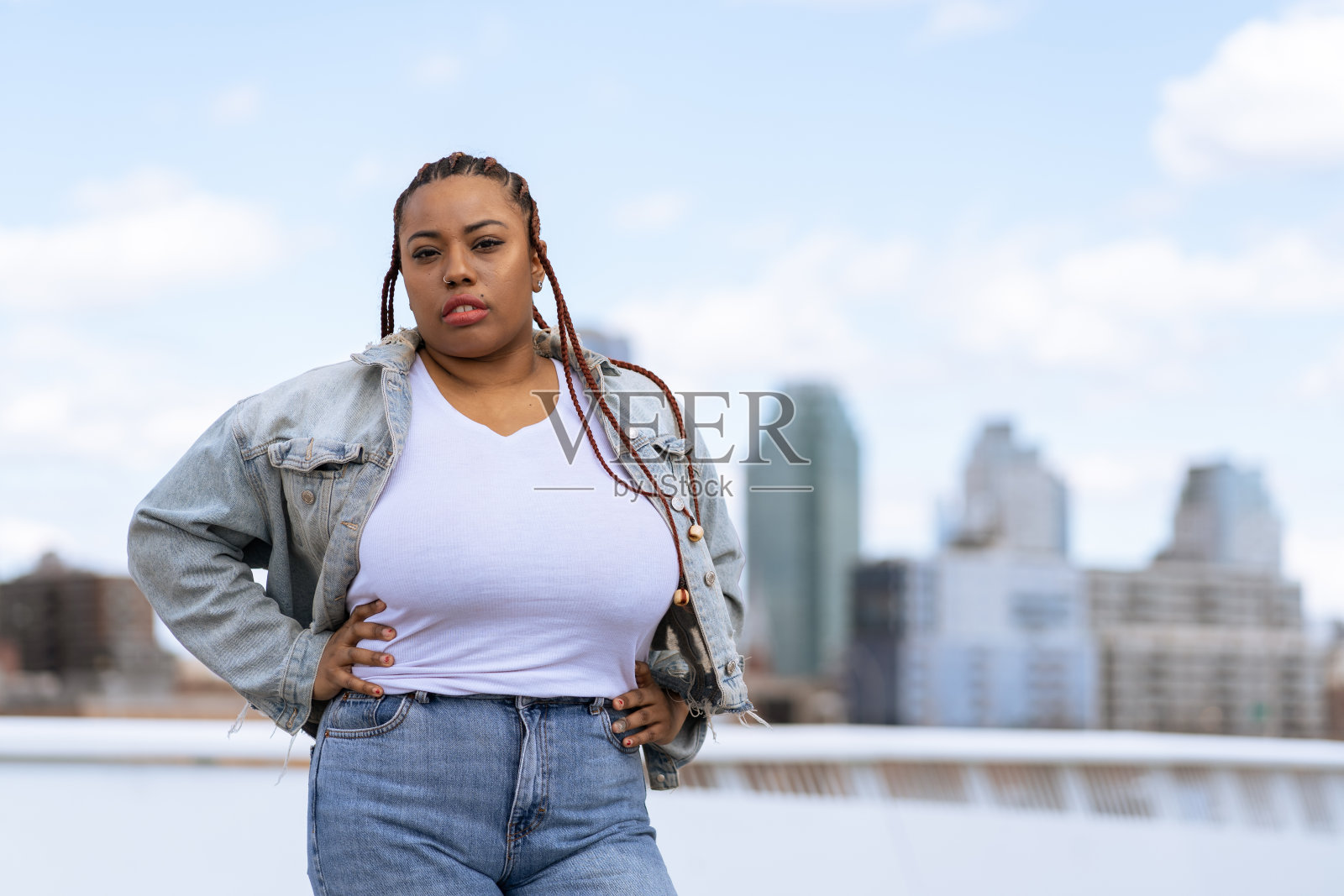 自信的黑人女性在户外照片摄影图片