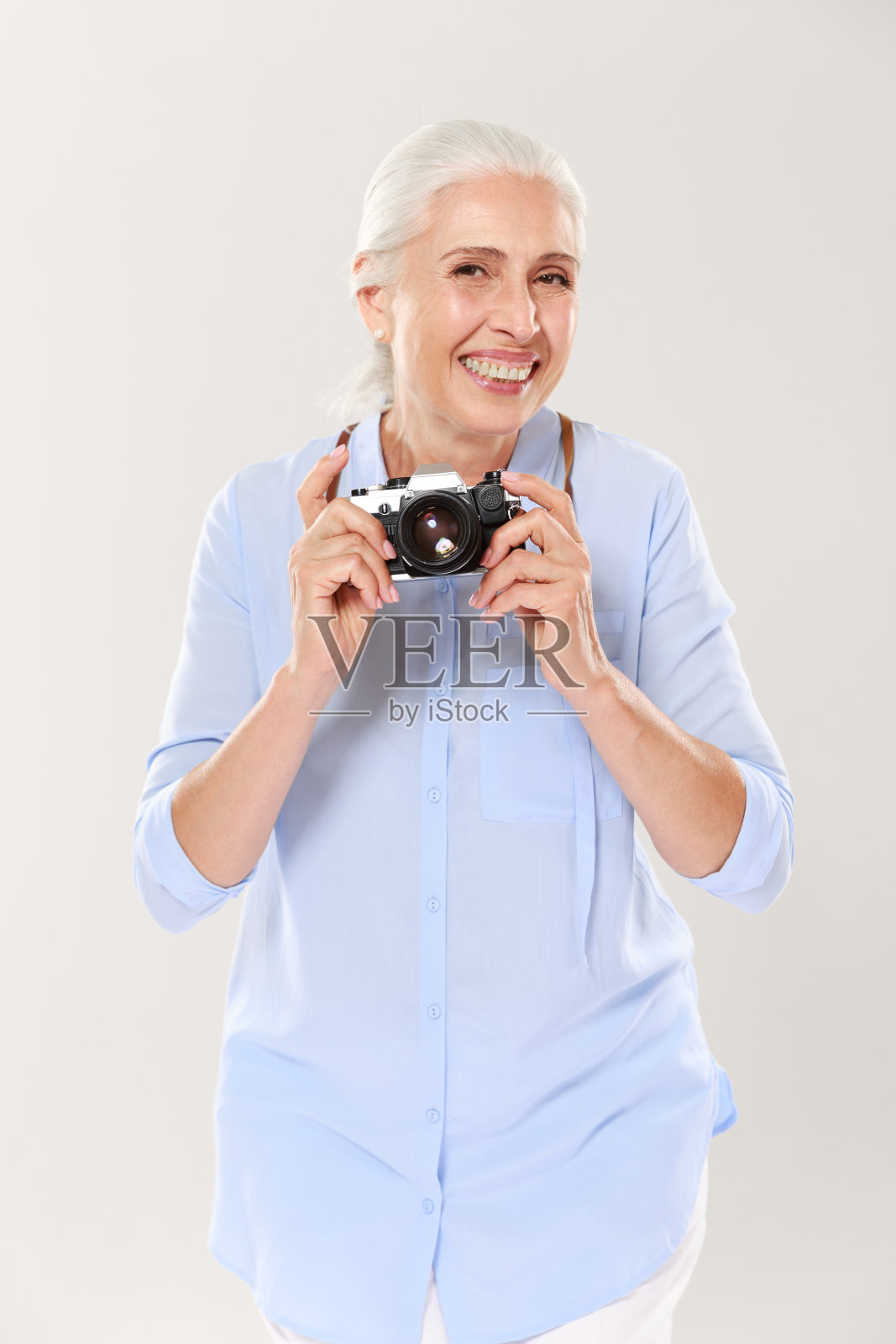 幸福成熟的女人拿着复古相机孤立在白色照片摄影图片