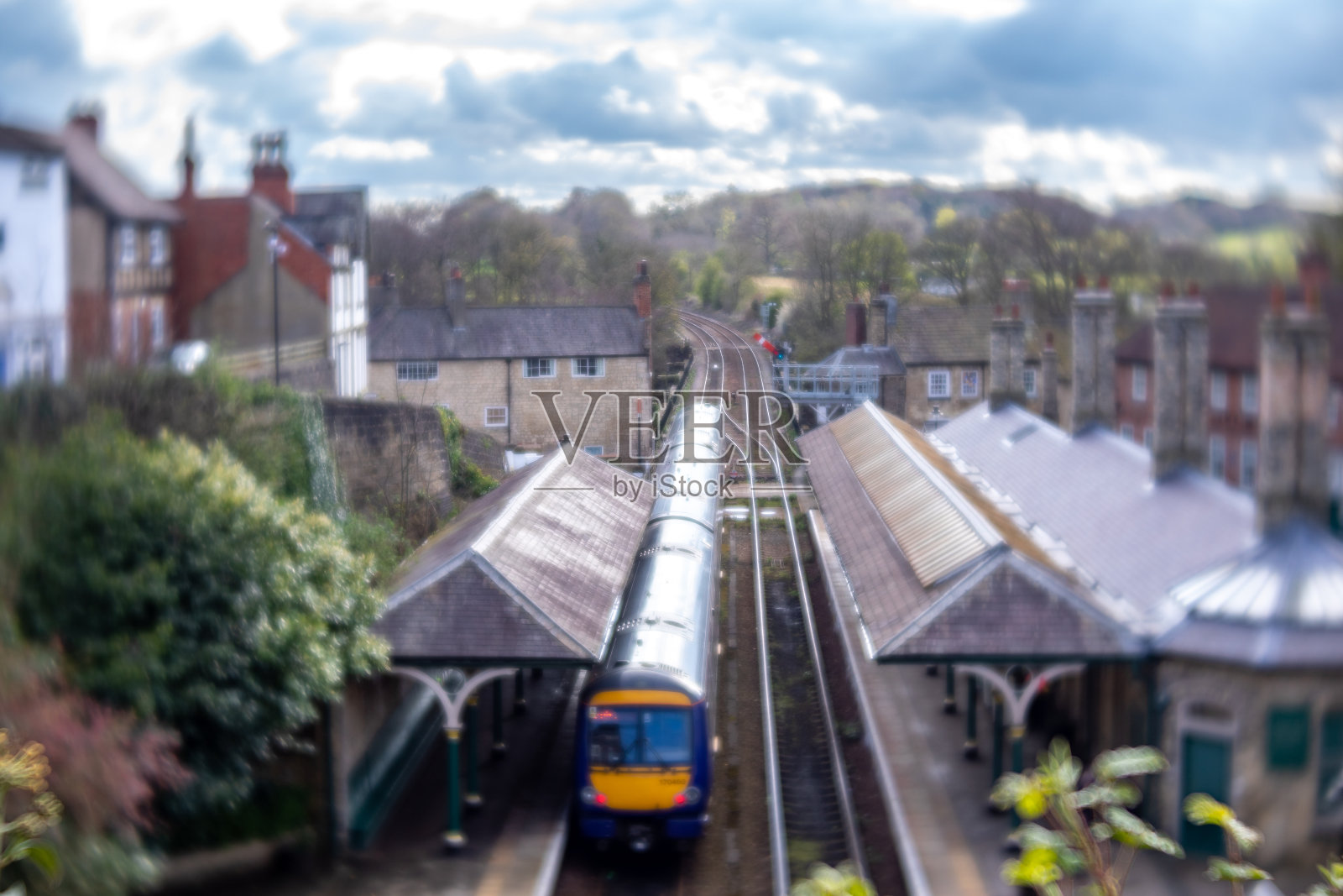 位于英国北约克郡Knaresborough的历史火车站。用Lensbaby镜头制造的特殊模糊镜头效果故意拍摄照片摄影图片