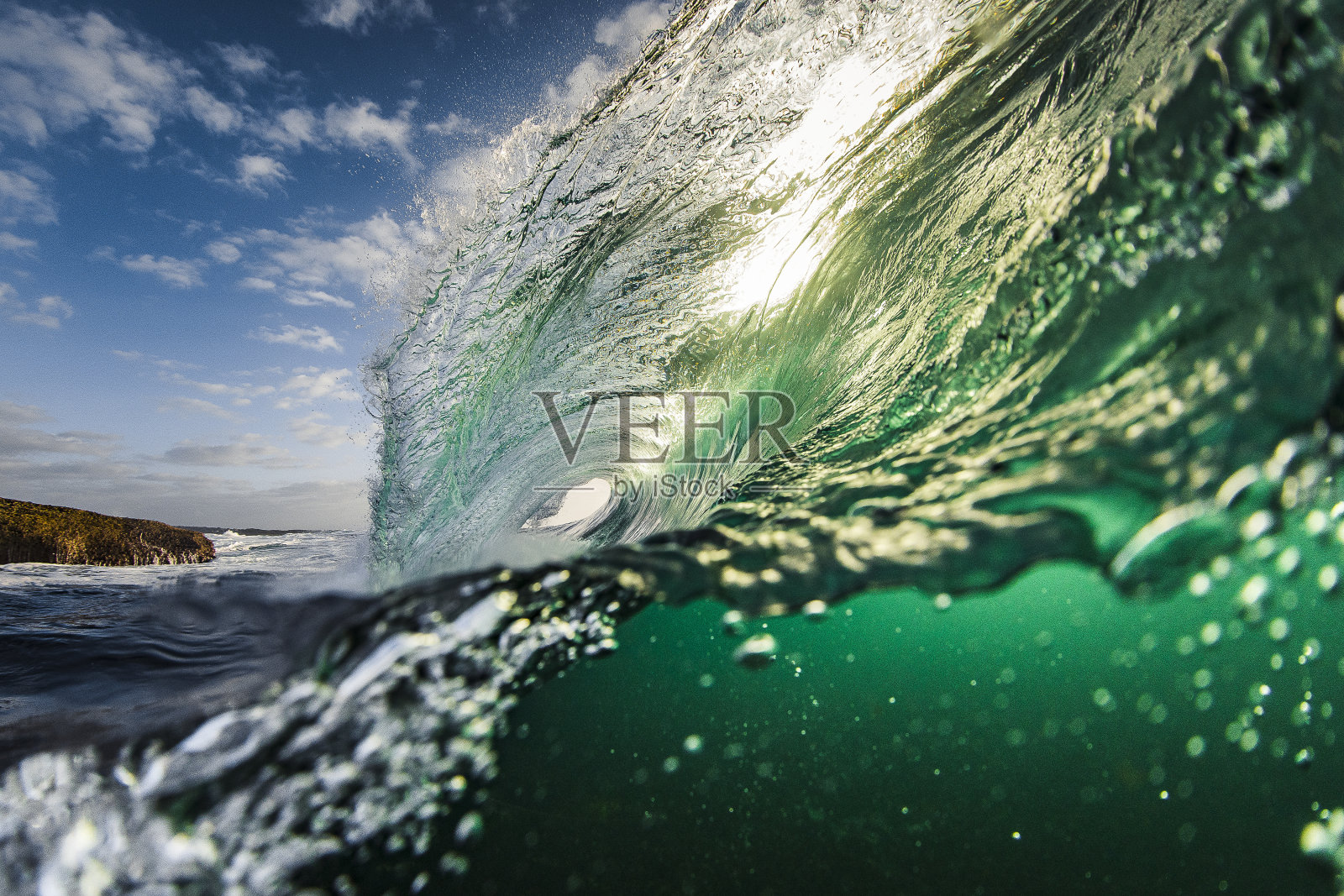 在阳光前形成的明亮的绿色透明波照片摄影图片