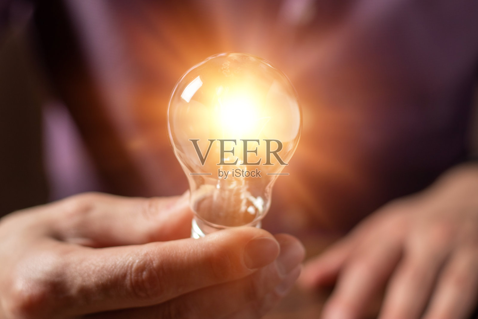 手握灯泡。Idea概念具有创新和灵感照片摄影图片