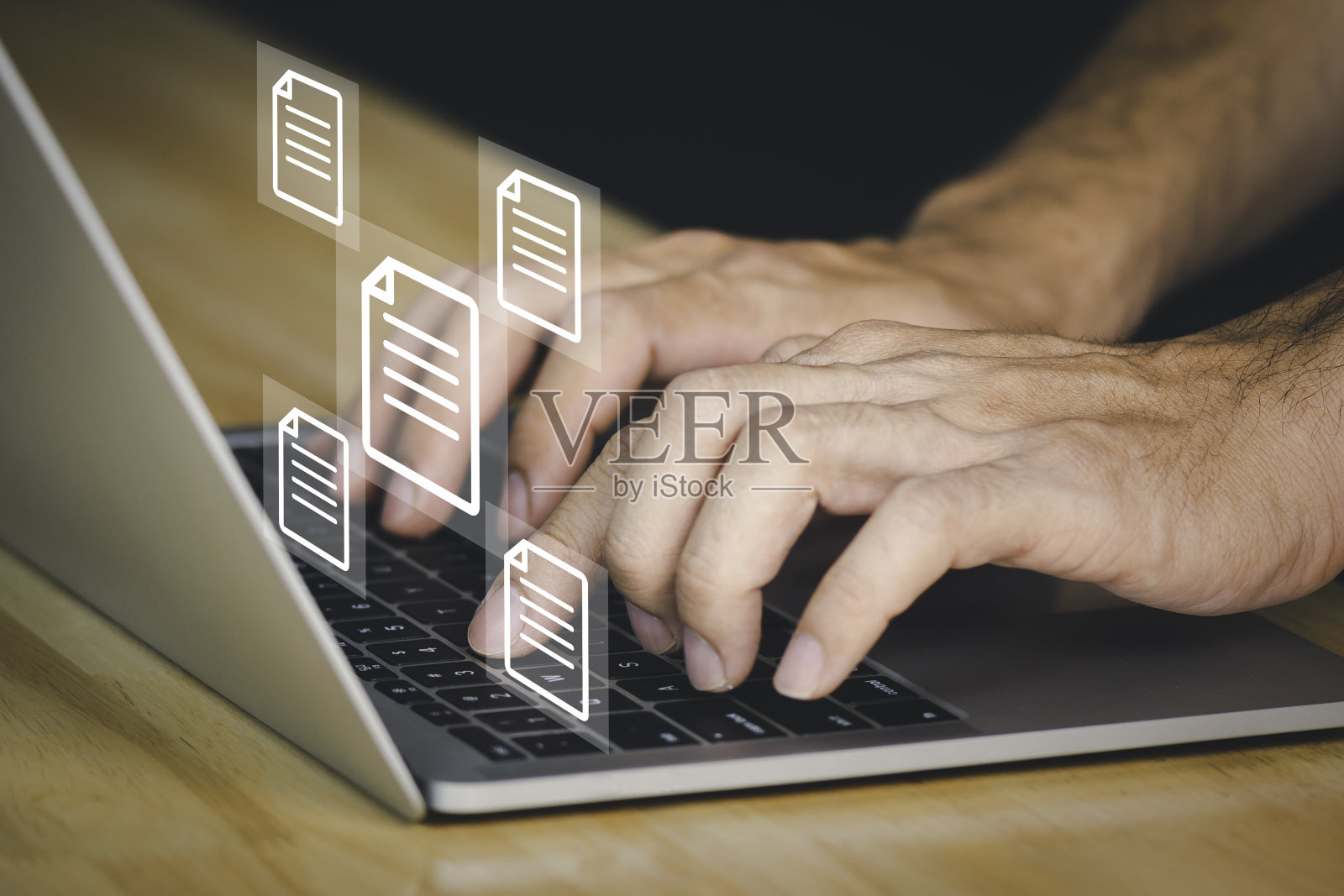 手持文档图标和打字到笔记本电脑。管理数字文件和发送数字文件。技术和经营理念。照片摄影图片