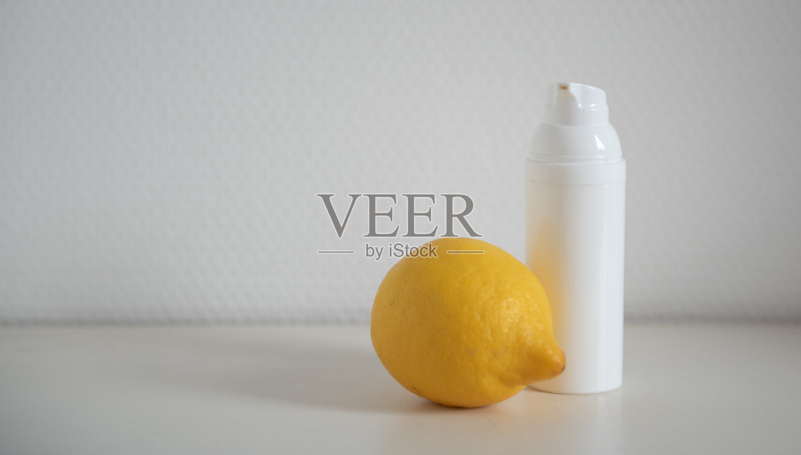 在白色背景上模拟包装化妆品照片摄影图片