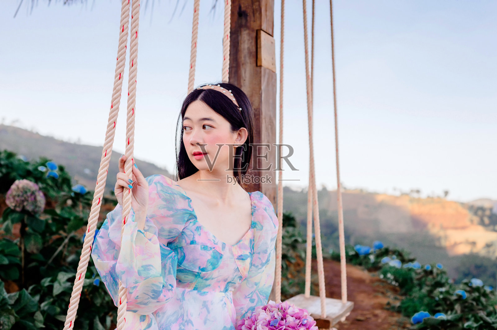 女人在花园照片摄影图片