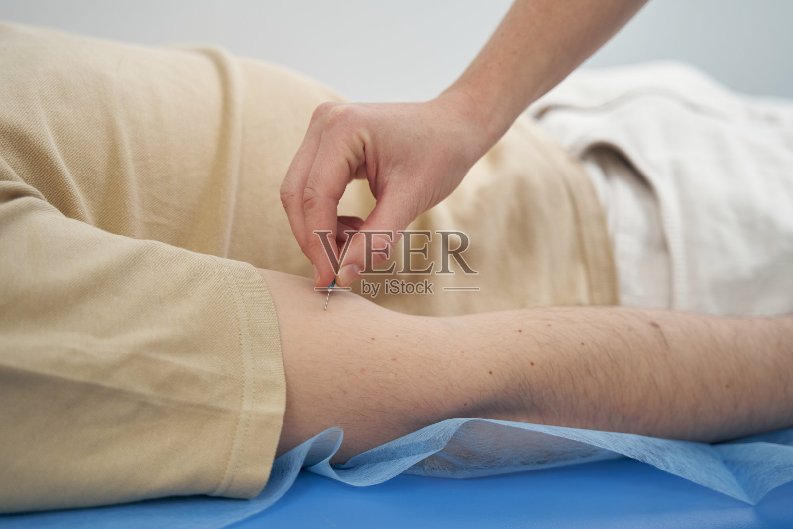 神经科医生在临床中对人体进行检查照片摄影图片