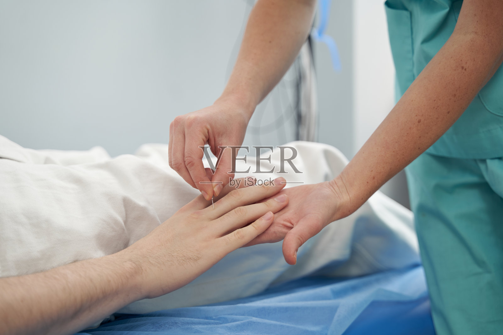 神经科医生用针检查男性病人照片摄影图片