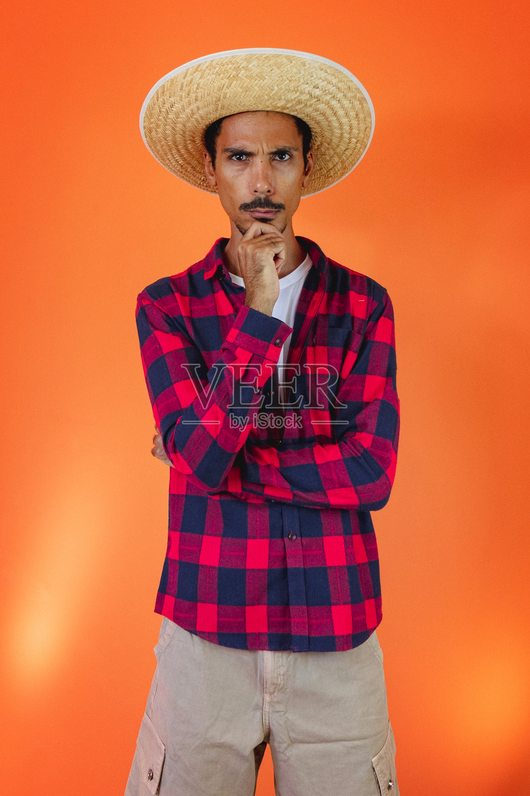 黑色男子与朱妮娜派对服装孤立在橙色背景。照片摄影图片